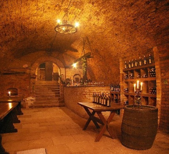 Inspiration för stora rustika vinkällare, med vinställ med diagonal vinförvaring