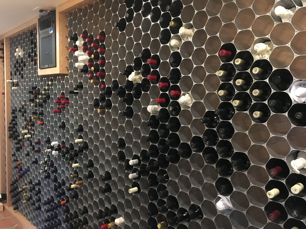 Foto på en stor amerikansk vinkällare, med klinkergolv i terrakotta och vinhyllor