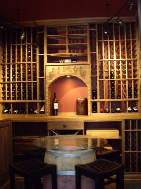 Foto på en mellanstor vintage vinkällare, med vinhyllor
