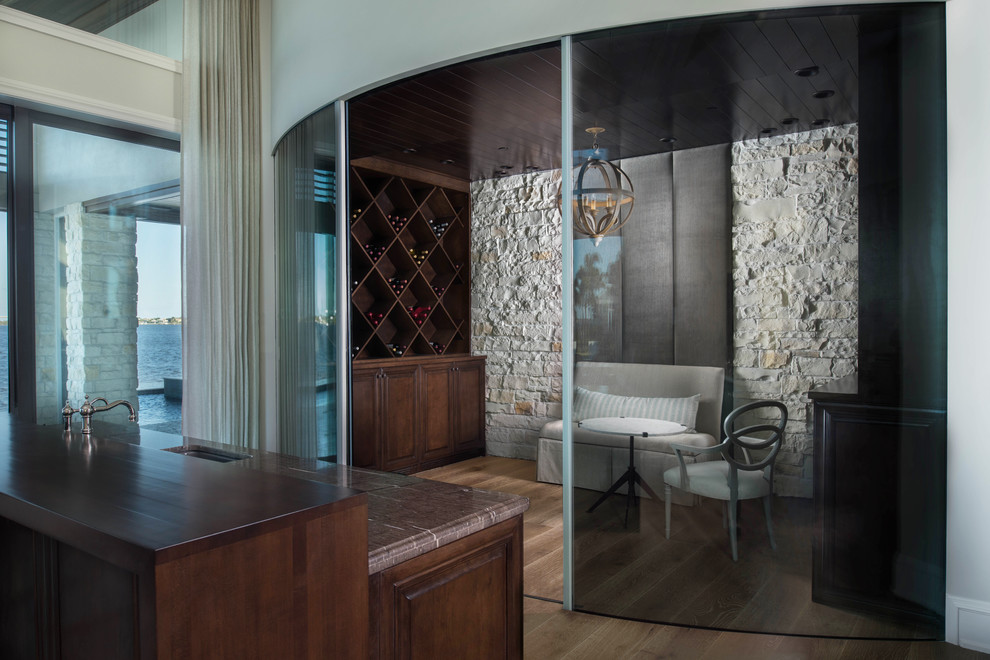 Großer Klassischer Weinkeller mit braunem Holzboden, Kammern und braunem Boden in Miami