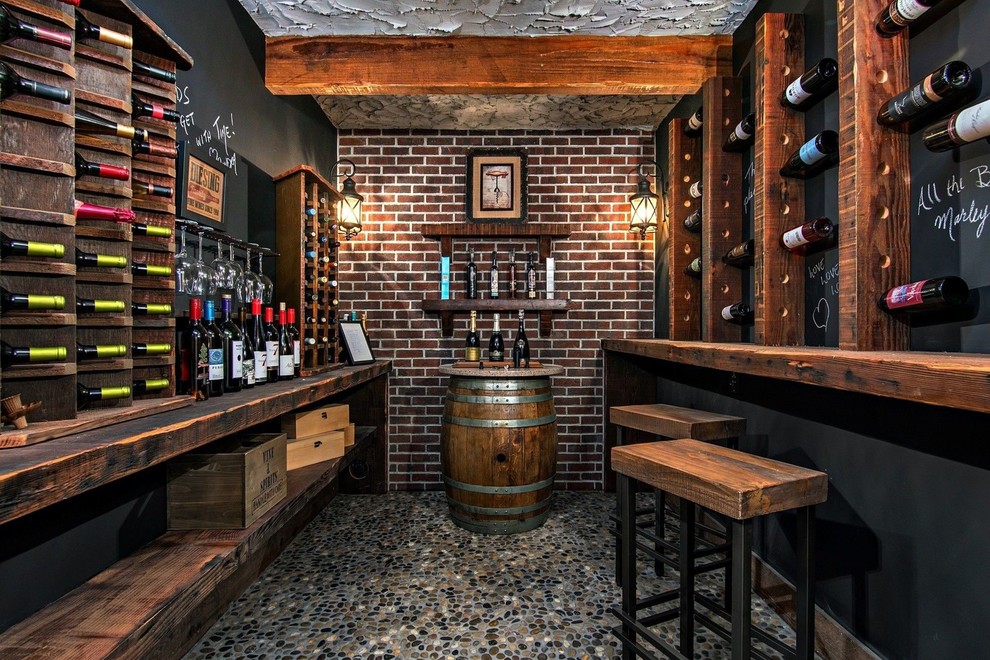 Foto på en mellanstor vintage vinkällare, med vinhyllor och flerfärgat golv