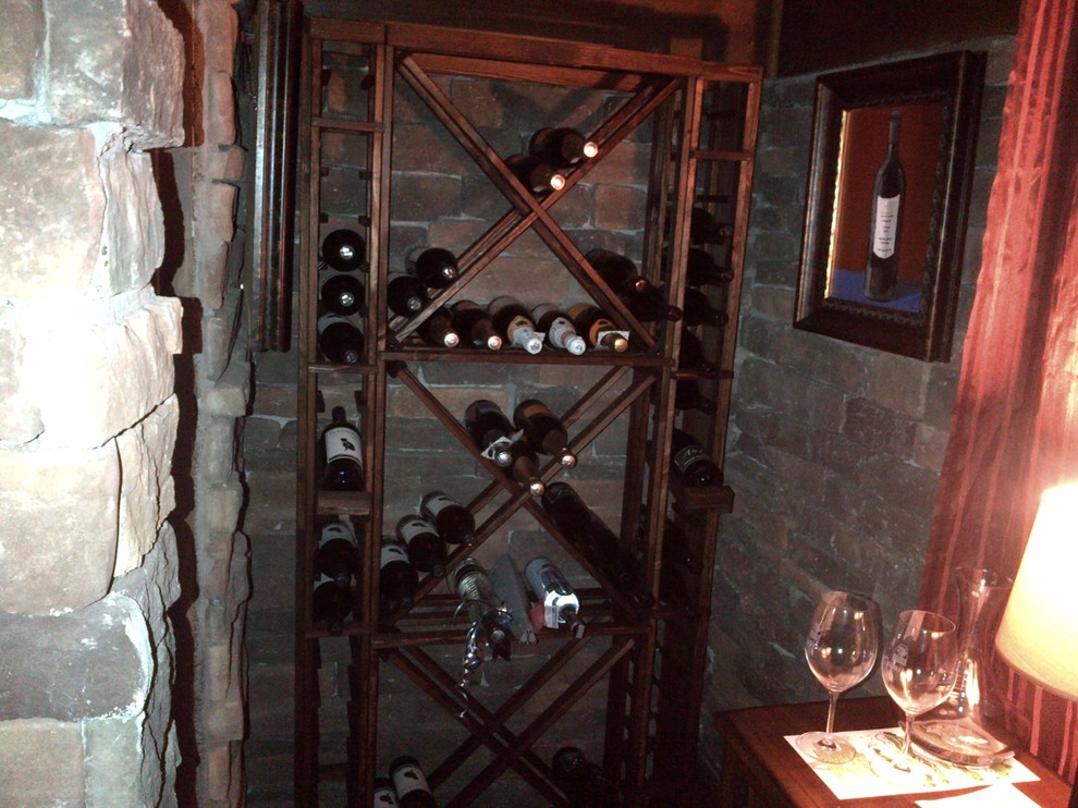 Exemple d'une petite cave à vin montagne avec un présentoir.