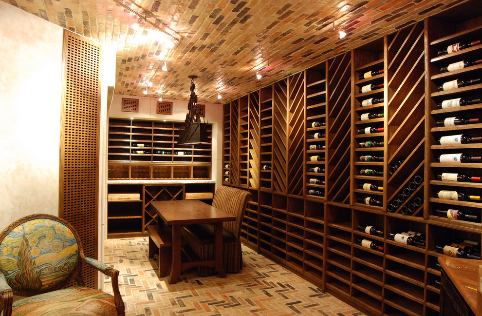 Cette image montre une grande cave à vin chalet avec un sol en brique et un présentoir.