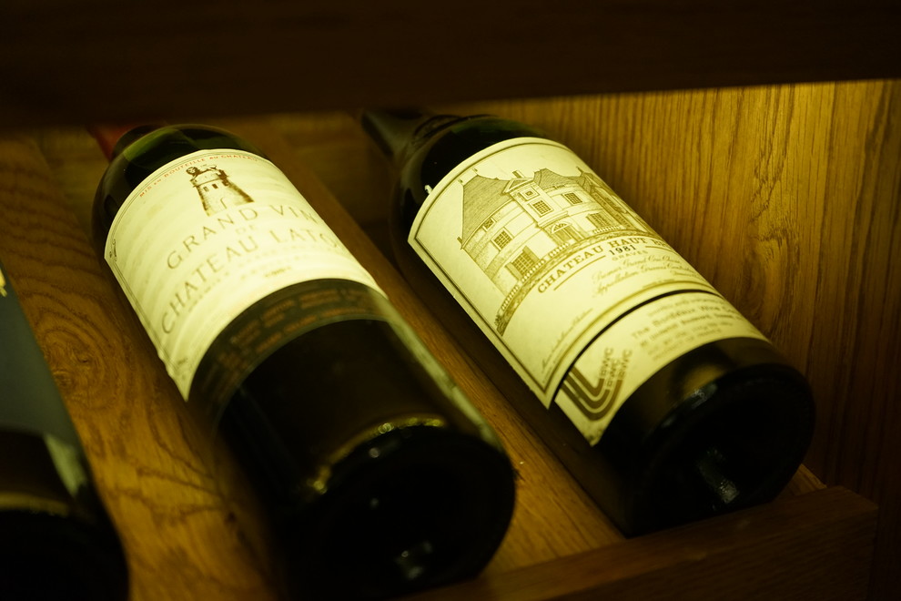 Foto på en stor vintage vinkällare