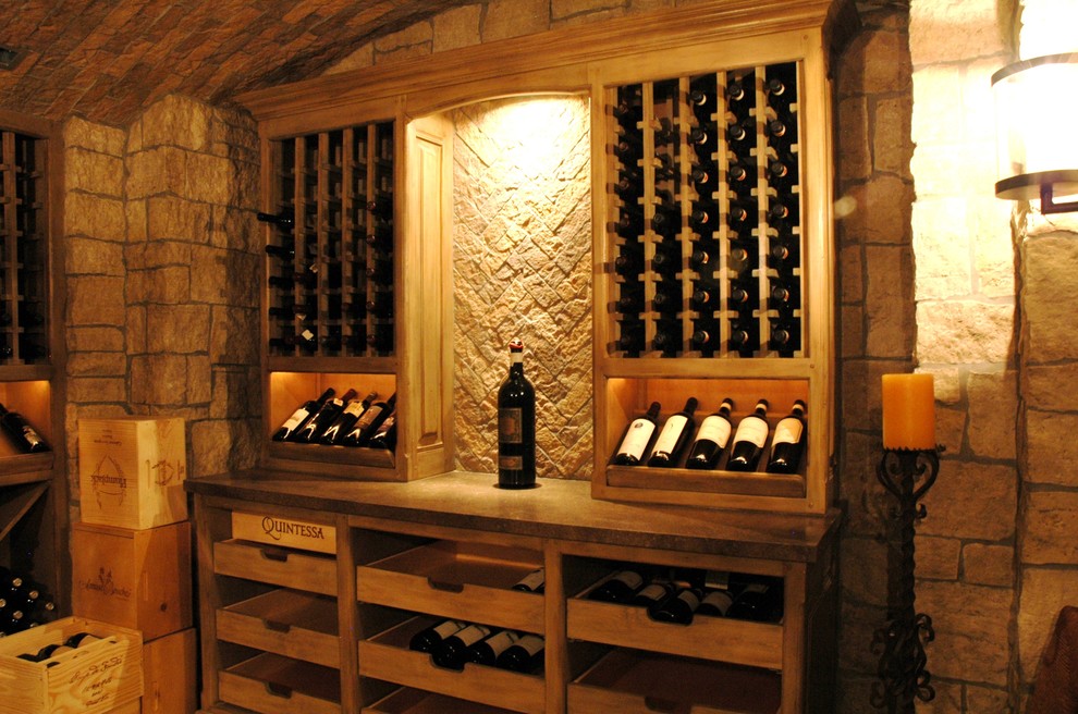 Exemple d'une grande cave à vin montagne avec un sol en carrelage de céramique et des casiers.