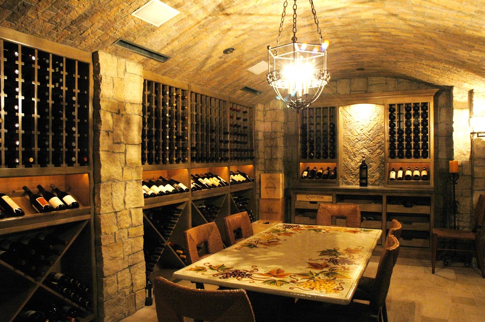 Réalisation d'une grande cave à vin chalet avec un sol en carrelage de céramique et des casiers.