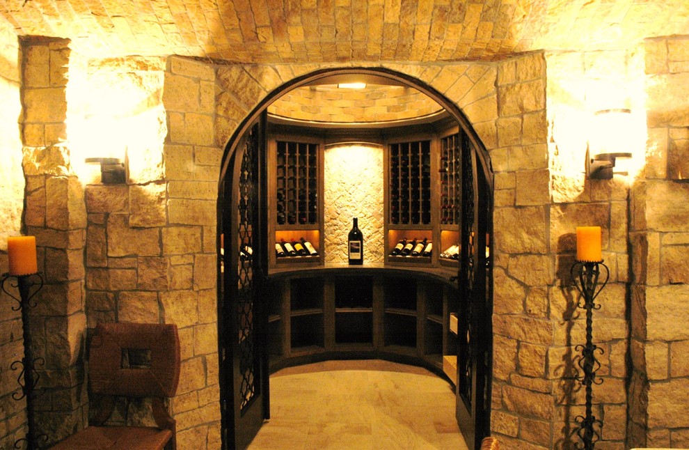高級な広いラスティックスタイルのおしゃれなワインセラー (セラミックタイルの床、ワインラック) の写真