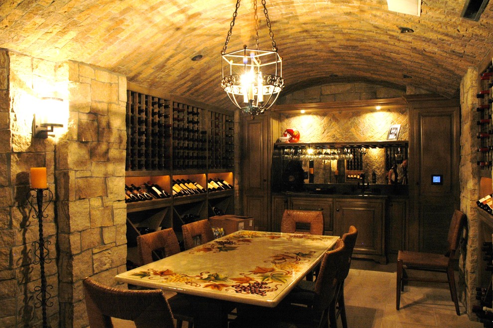 Cette image montre une grande cave à vin chalet avec un sol en carrelage de céramique et des casiers.