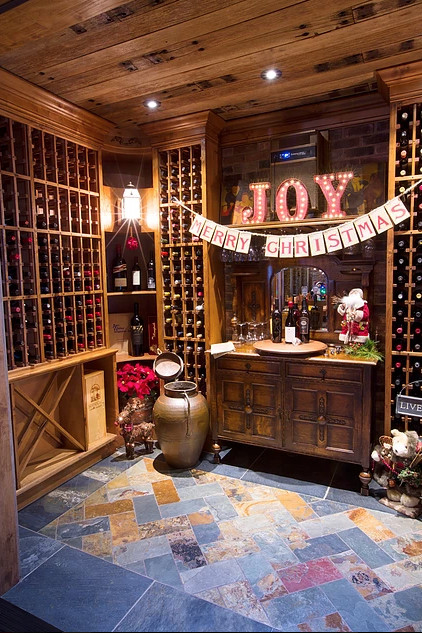 サンルイスオビスポにあるお手頃価格の中くらいなトラディショナルスタイルのおしゃれなワインセラー (ライムストーンの床、ワインラック) の写真