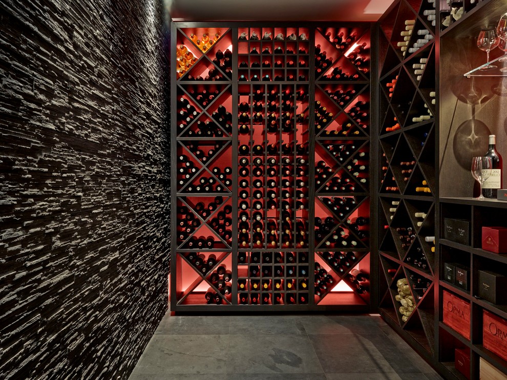 ロンドンにある小さなコンテンポラリースタイルのおしゃれなワインセラー (スレートの床、ワインラック) の写真
