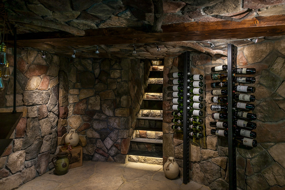 Cette photo montre une cave à vin montagne de taille moyenne avec parquet foncé, des casiers et un sol beige.