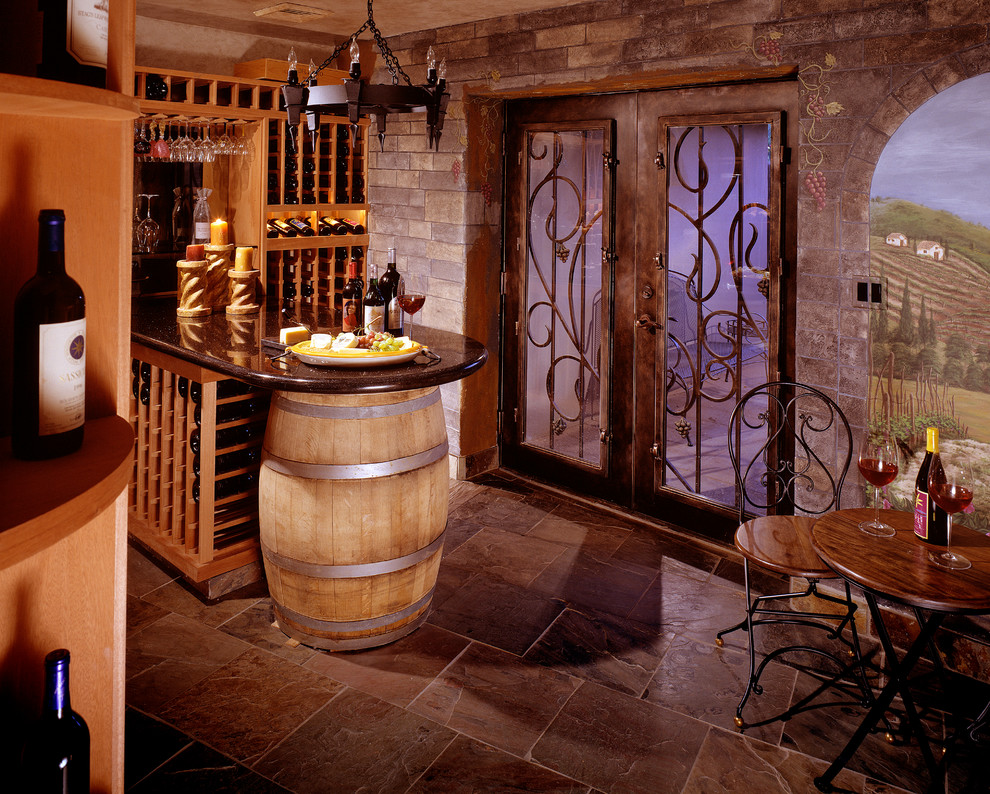 Cette image montre une cave à vin chalet de taille moyenne avec un sol en carrelage de porcelaine, des casiers et un sol beige.