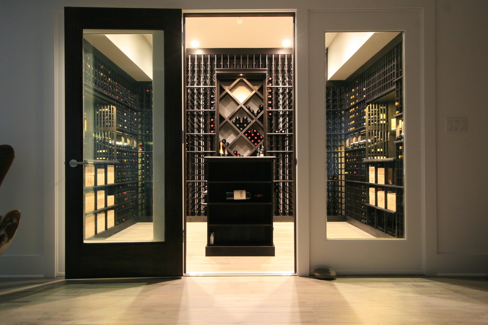Idée de décoration pour une cave à vin minimaliste de taille moyenne avec des casiers, parquet clair et un sol beige.