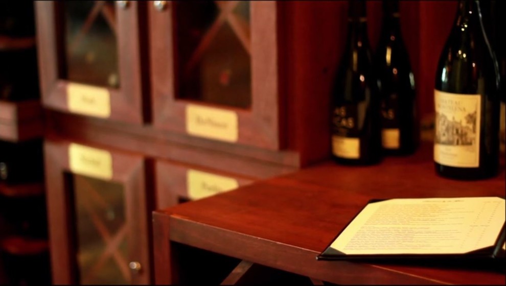 Großer Klassischer Weinkeller mit diagonaler Lagerung in Miami