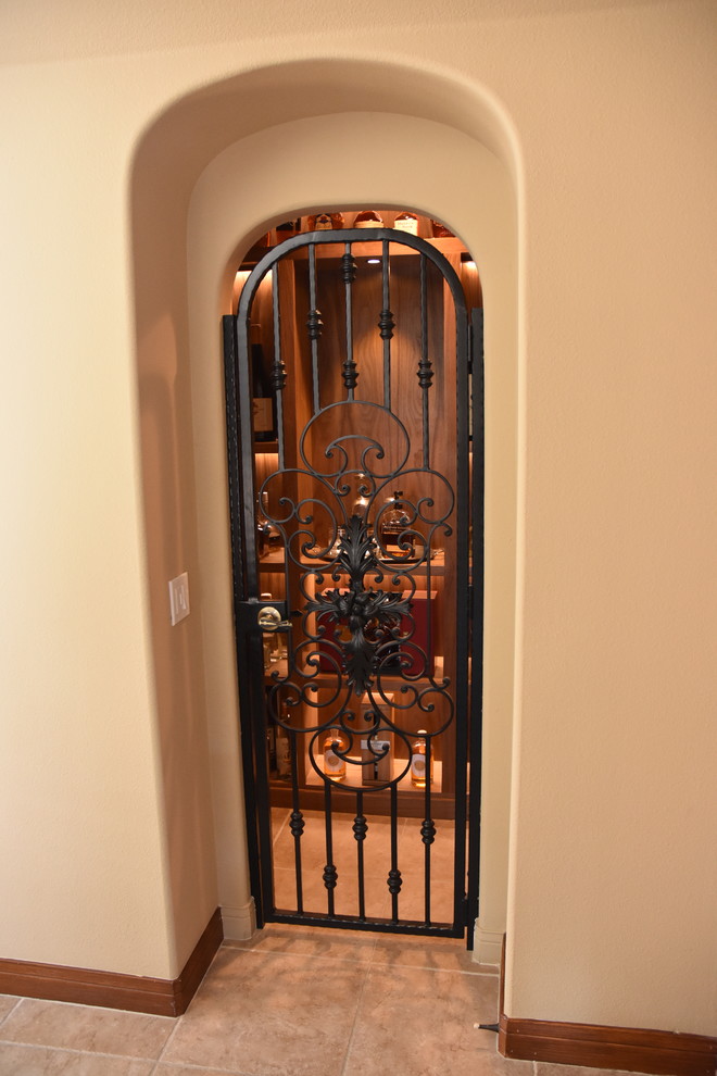 Exempel på en liten rustik vinkällare, med klinkergolv i keramik och vindisplay