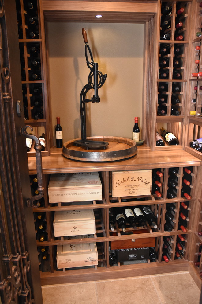 Exemple d'une petite cave à vin moderne avec un sol en carrelage de céramique et un présentoir.