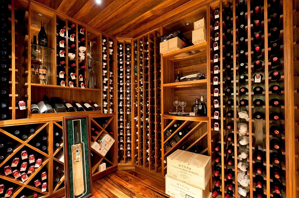 Cette photo montre une cave à vin tendance.