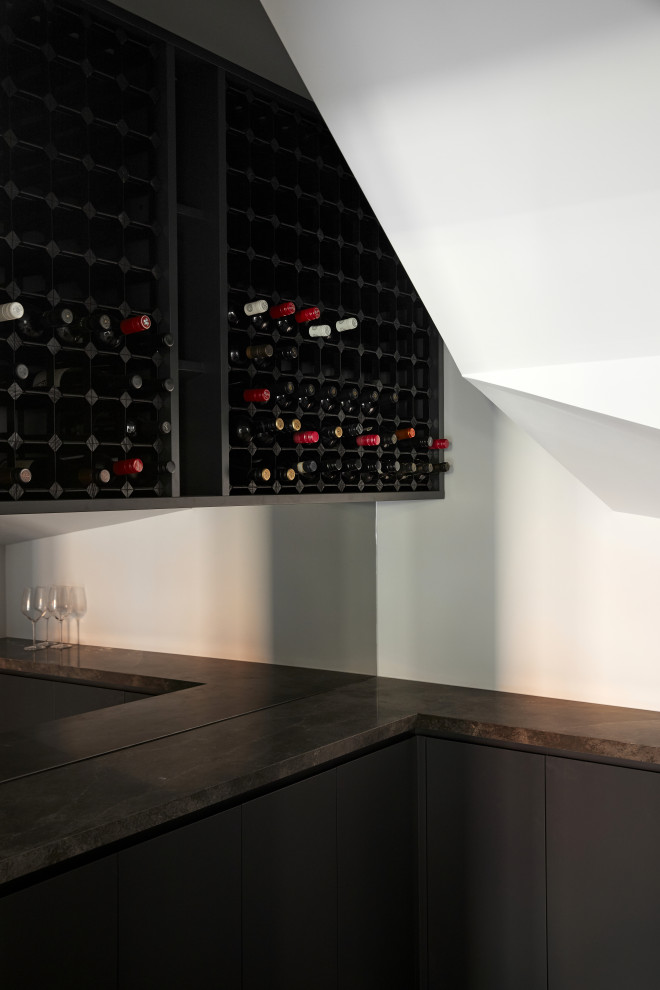 Inspiration pour une cave à vin minimaliste de taille moyenne avec des casiers.