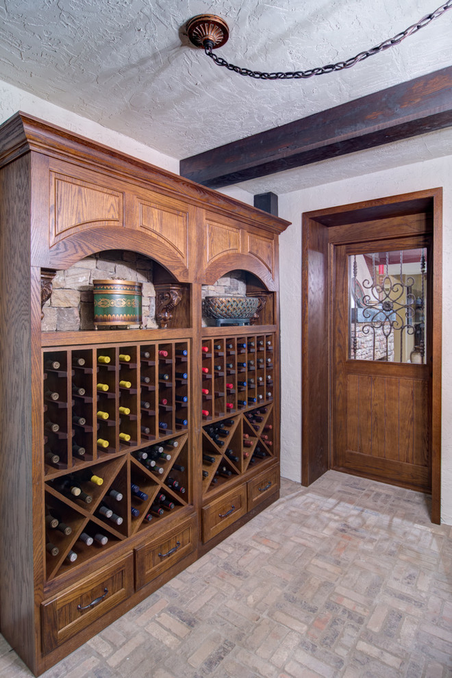 Foto på en mellanstor medelhavsstil vinkällare, med tegelgolv, vinhyllor och grått golv
