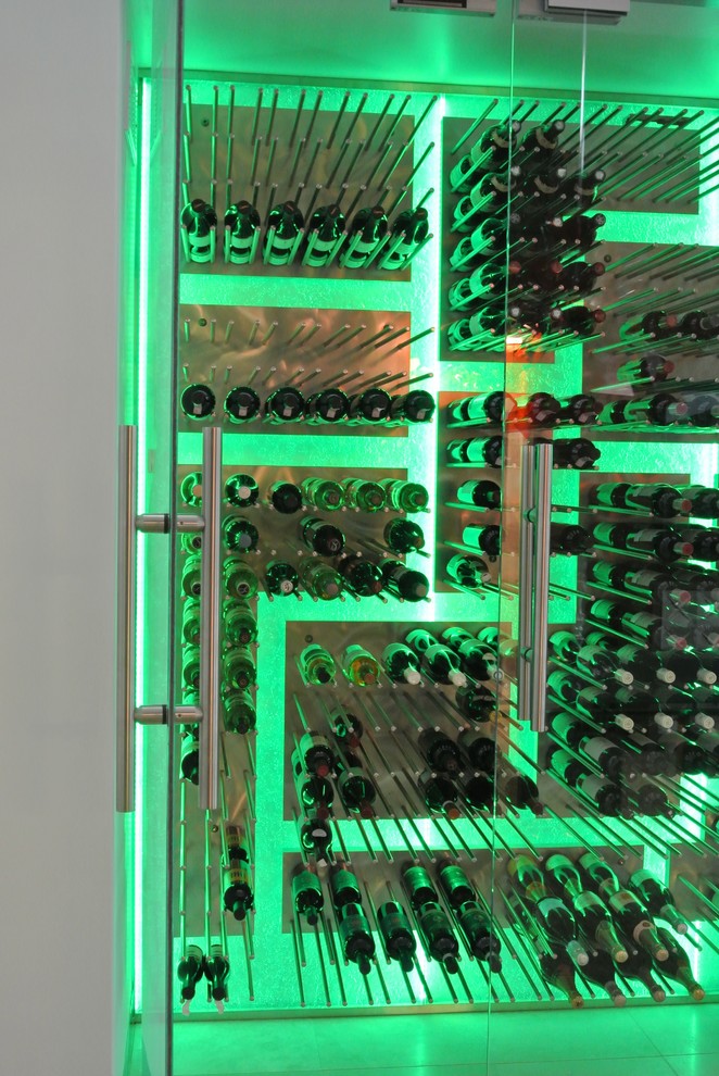 Bild på en stor funkis vinkällare, med kalkstensgolv och vinhyllor