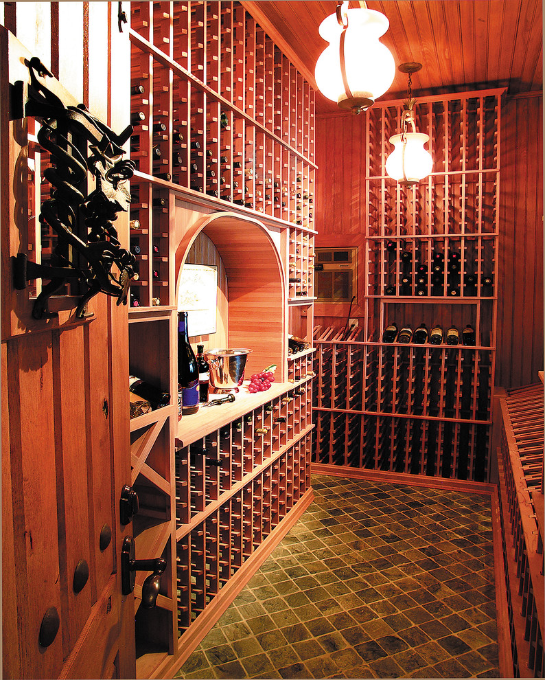 Cette image montre une grande cave à vin méditerranéenne avec un sol en carrelage de céramique et des casiers.