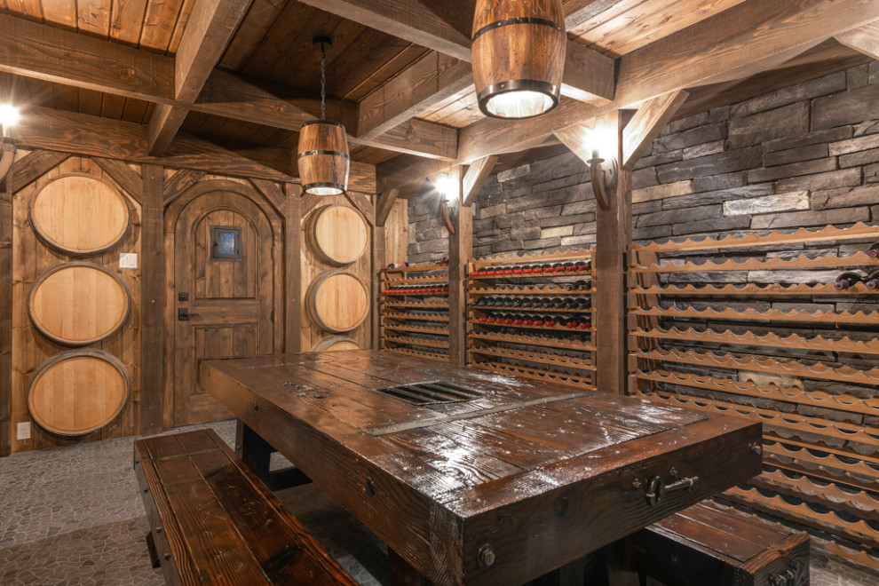 Exemple d'une cave à vin craftsman de taille moyenne avec un sol en carrelage de porcelaine, des casiers et un sol marron.