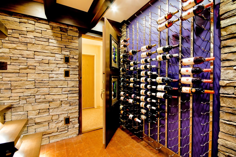 Cette photo montre une cave à vin chic avec un sol en liège et des casiers.