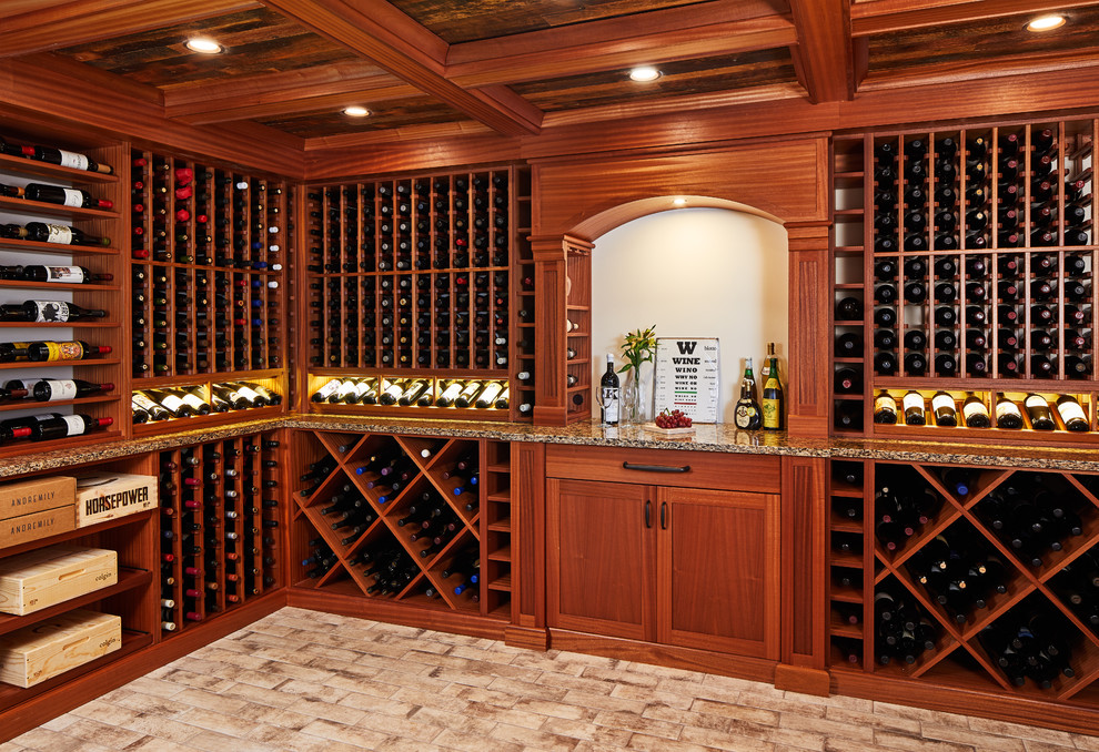 Cette image montre une cave à vin traditionnelle de taille moyenne avec un sol en carrelage de céramique, des casiers losange et un sol beige.