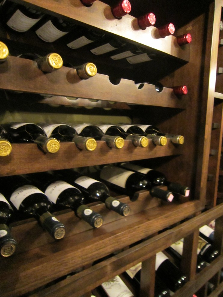 Exemple d'une cave à vin chic de taille moyenne avec un sol en marbre et des casiers.