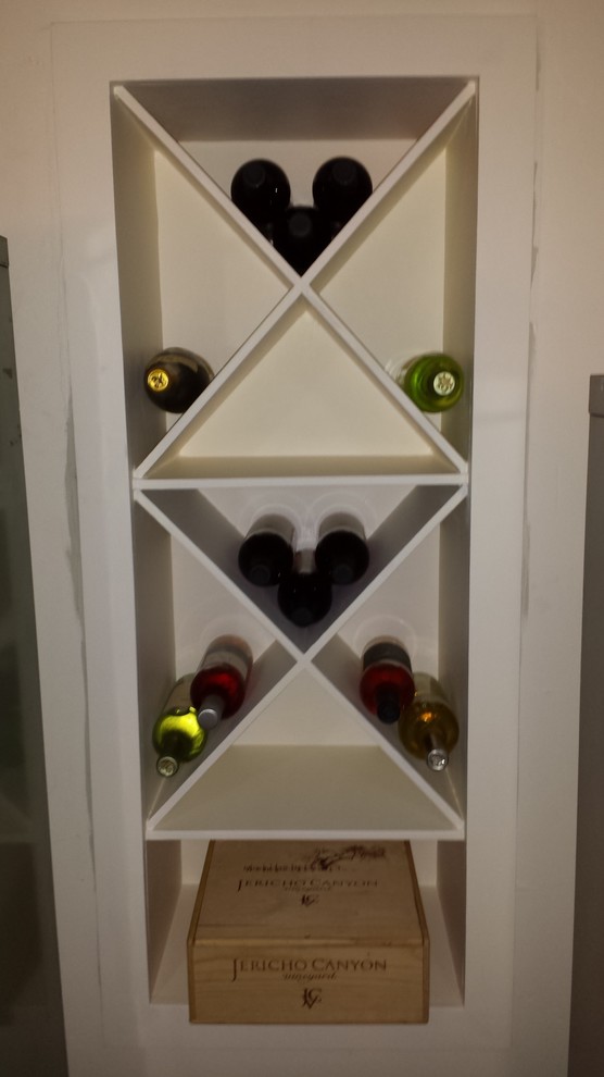Réalisation d'une petite cave à vin design avec des casiers losange.