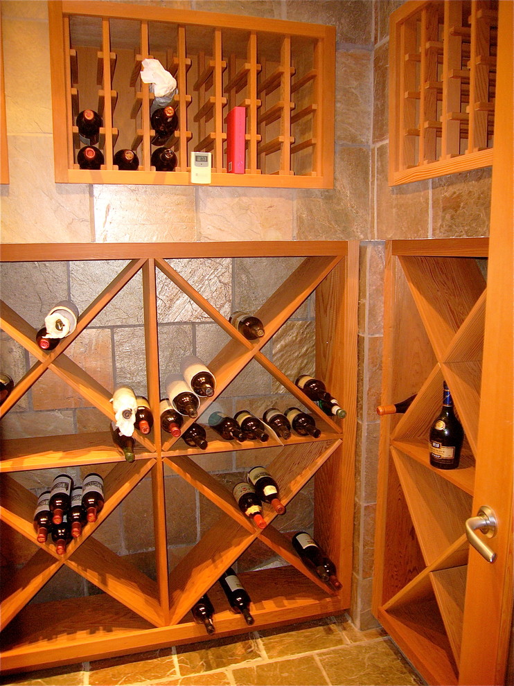 Cette image montre une cave à vin traditionnelle.