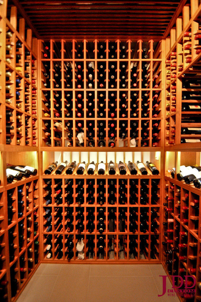 Idée de décoration pour une cave à vin marine de taille moyenne.