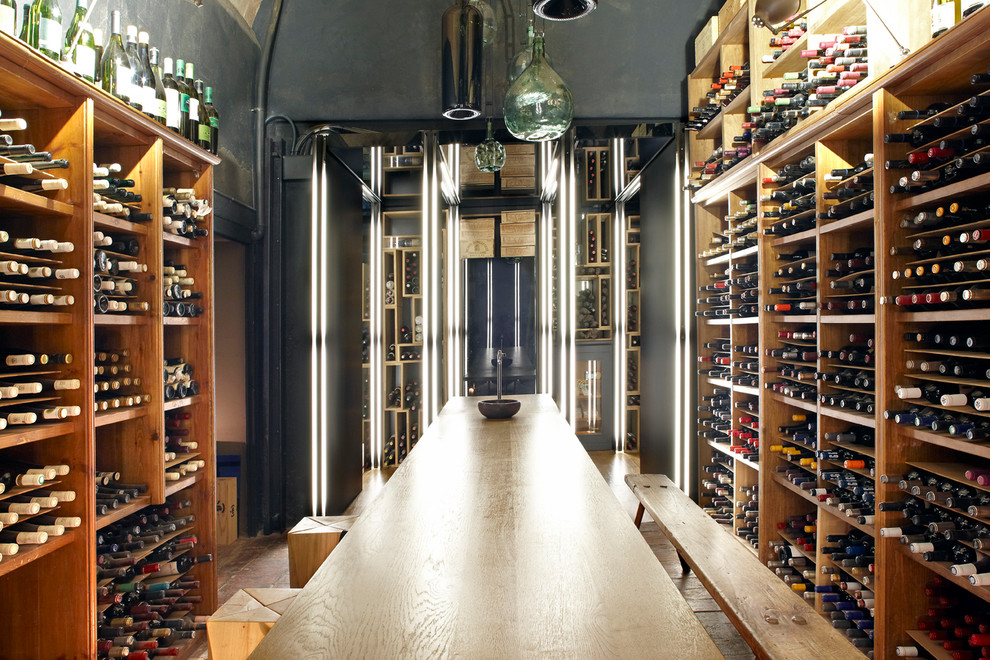 Aménagement d'une grande cave à vin contemporaine avec des casiers.