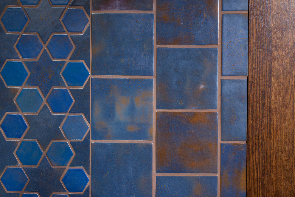 Großer Mediterraner Weinkeller mit Keramikboden und blauem Boden in Minneapolis