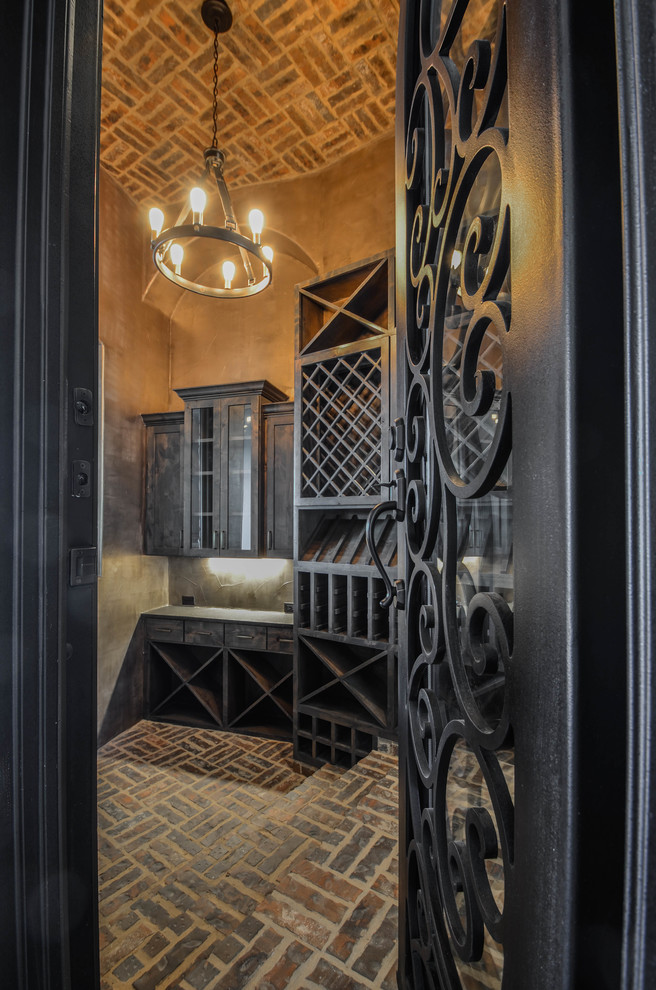 Foto på en stor medelhavsstil vinkällare, med tegelgolv, vinställ med diagonal vinförvaring och svart golv