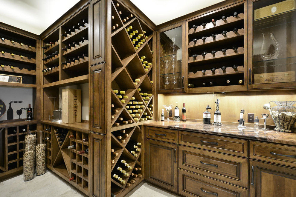 Idée de décoration pour une cave à vin tradition de taille moyenne avec des casiers losange et un sol en travertin.