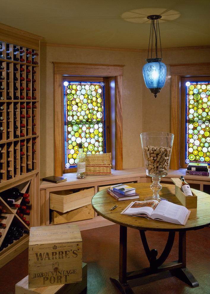 Aménagement d'une cave à vin classique avec un présentoir et un sol marron.