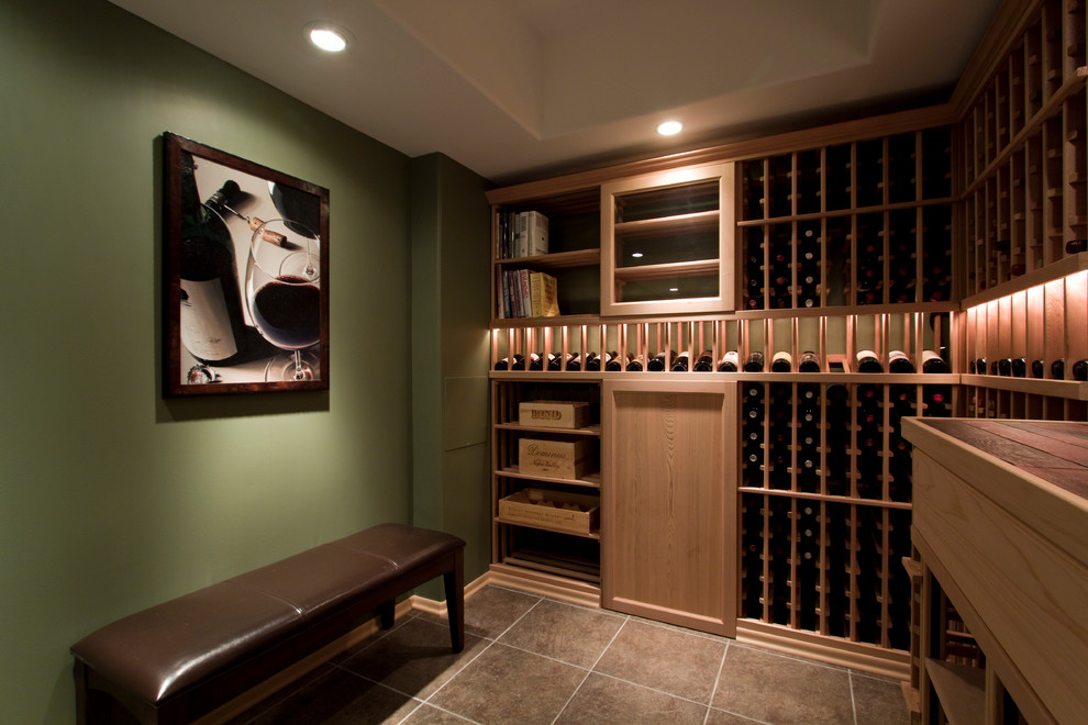 Mittelgroßer Klassischer Weinkeller mit Keramikboden und Kammern in Sonstige