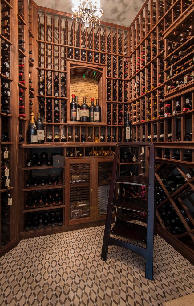 Cette photo montre une petite cave à vin chic avec des casiers.