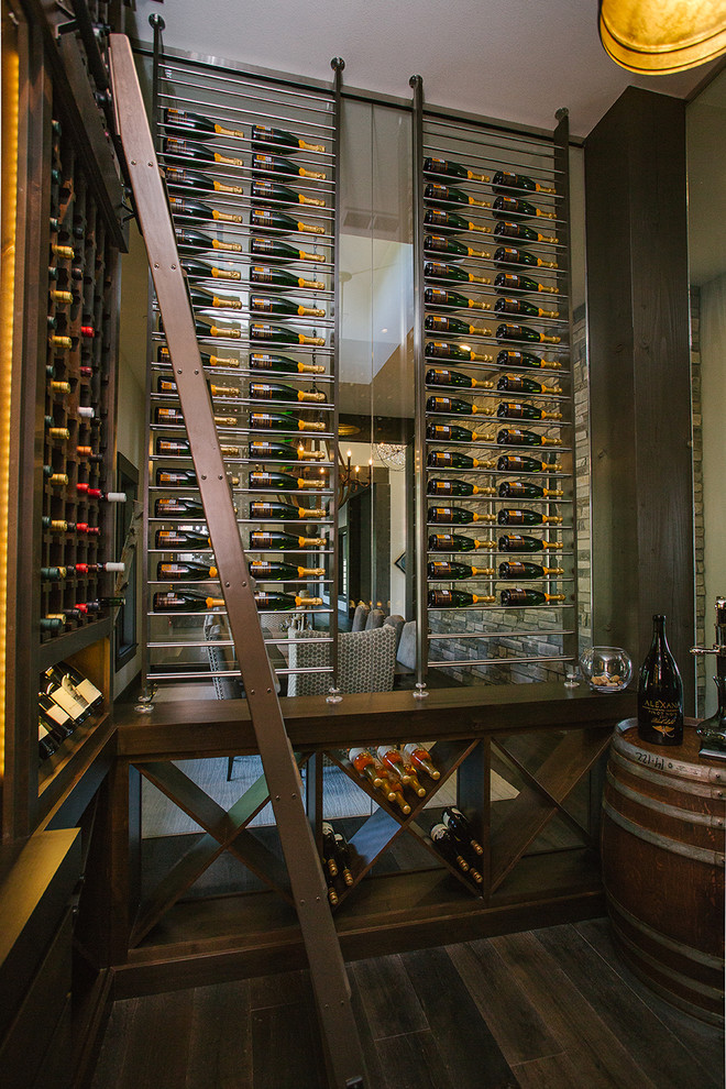 Foto på en mellanstor vintage vinkällare, med mörkt trägolv, vinhyllor och brunt golv