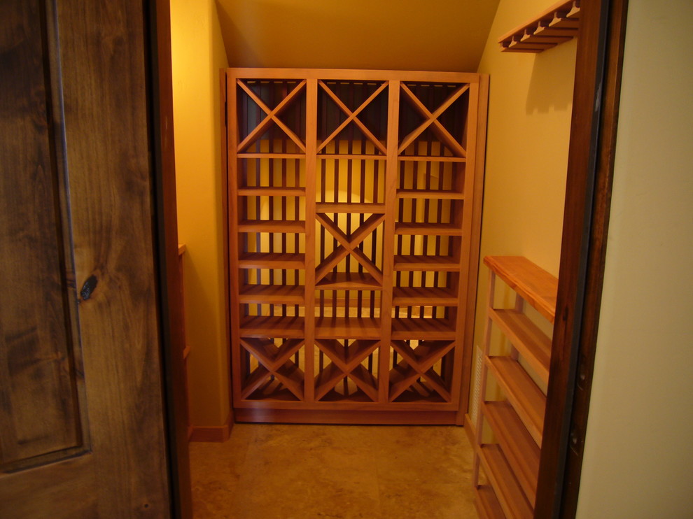 Aménagement d'une cave à vin craftsman de taille moyenne avec des casiers losange.
