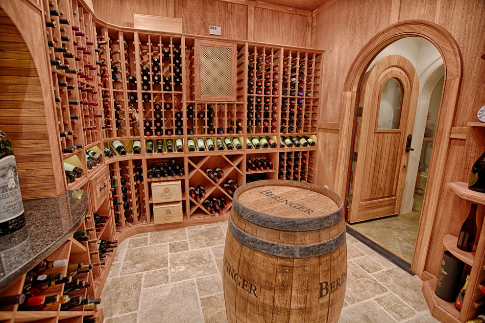 Idées déco pour une cave à vin classique de taille moyenne avec un sol en travertin et des casiers.