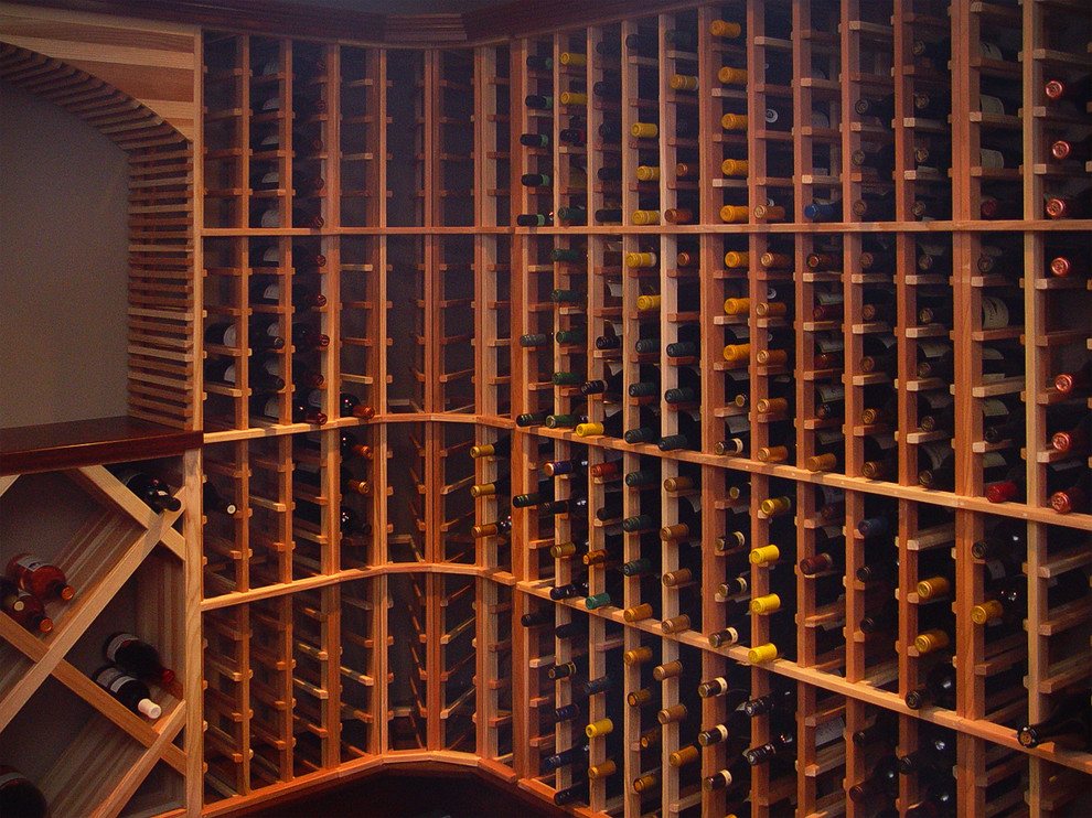Idéer för stora vintage vinkällare, med vinhyllor