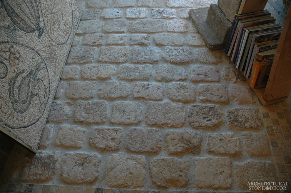 Foto di una cantina mediterranea di medie dimensioni con pavimento in pietra calcarea