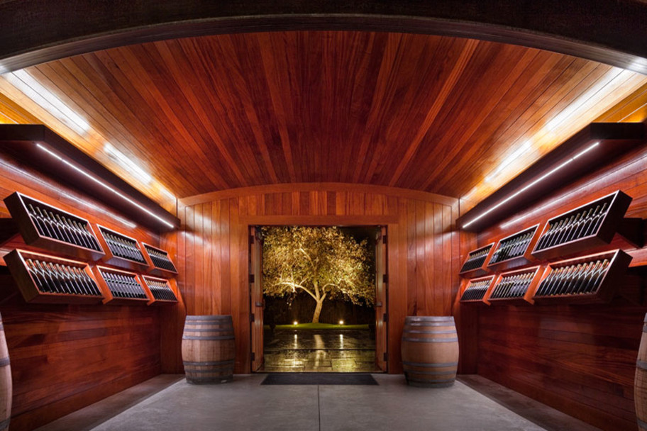 Aménagement d'une cave à vin contemporaine de taille moyenne avec un sol en ardoise et des casiers.