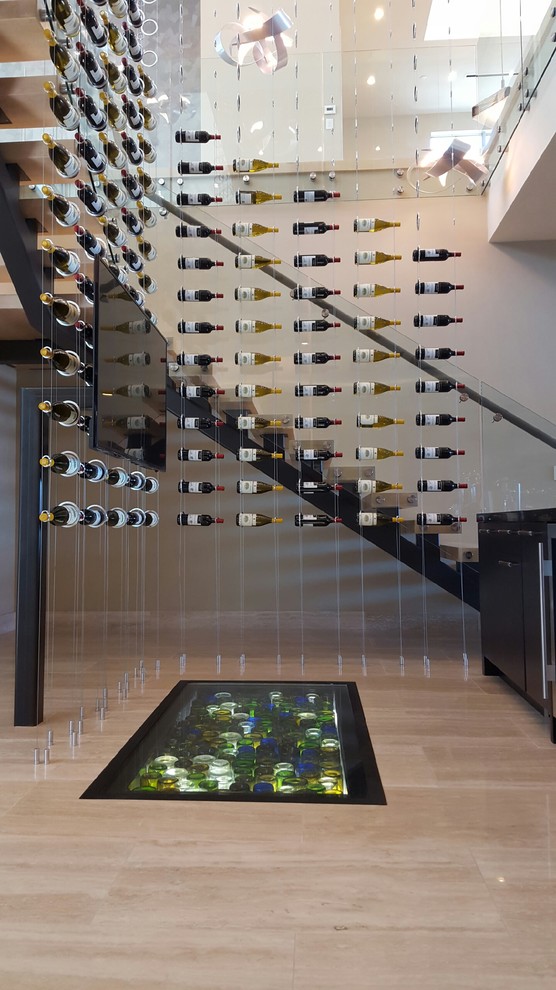 Großer Moderner Weinkeller mit hellem Holzboden in Las Vegas