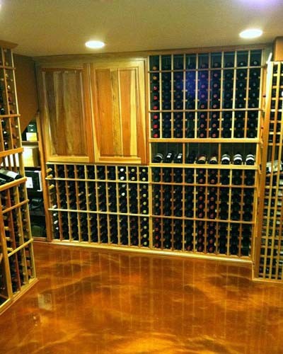 Aménagement d'une cave à vin classique de taille moyenne avec des casiers.