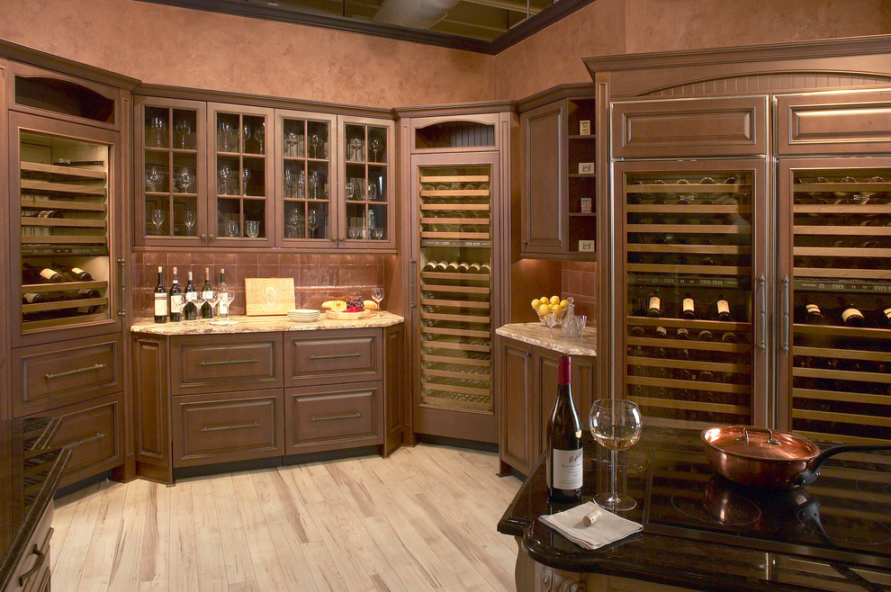 Exemple d'une cave à vin chic de taille moyenne avec parquet clair et des casiers.