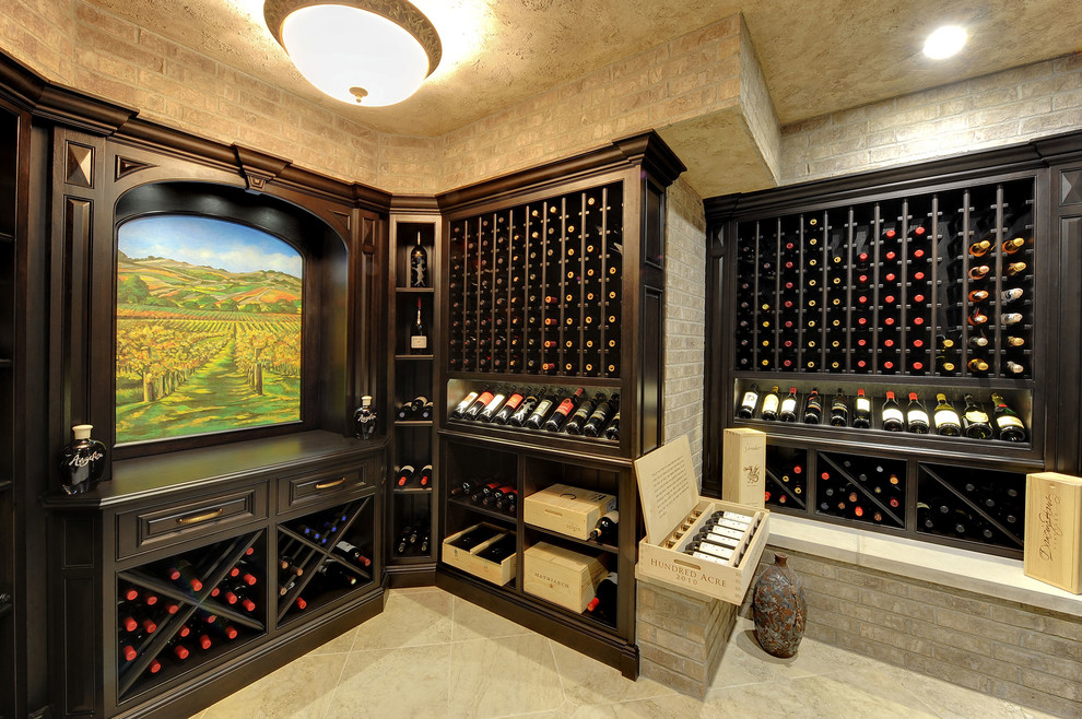 Bild på en medelhavsstil vinkällare, med vinhyllor och beiget golv