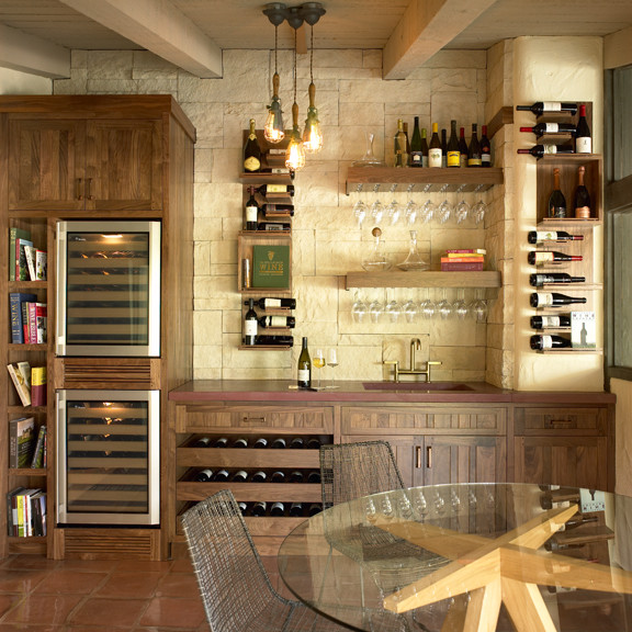 Cette photo montre une cave à vin moderne de taille moyenne avec tomettes au sol.